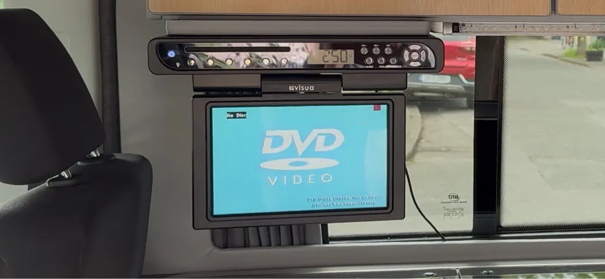 DVD player with screen - Image 1