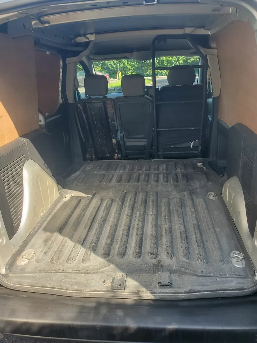 Commercial van - Image 3
