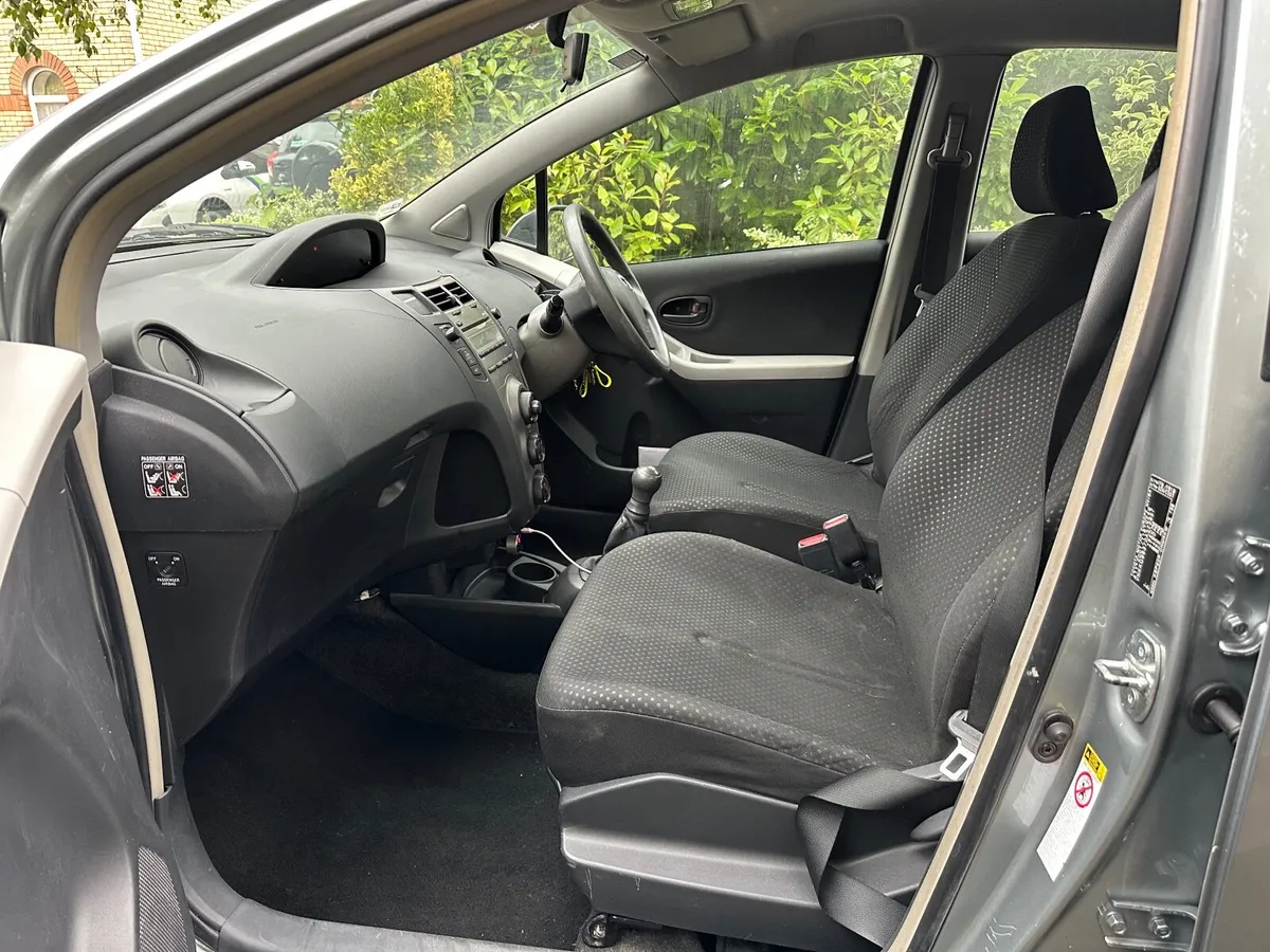 Toyota Yaris 2011 - Image 4