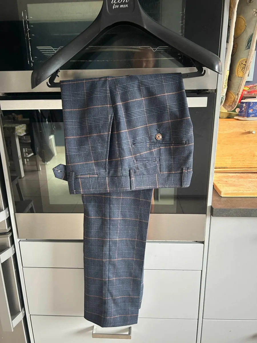 Mens Suit - Image 4
