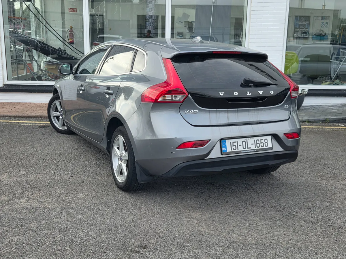 Volvo V40 2015 - Image 2