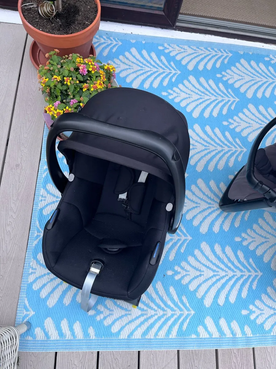 MAXI-COSI car seat and isofix base - Image 1