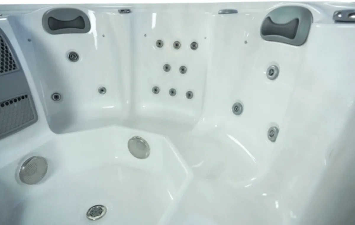 7 person hot tub NEW - Image 2