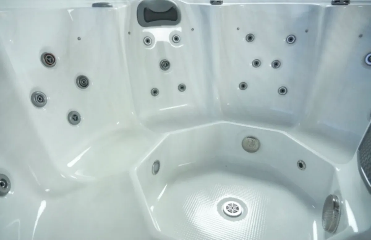 7 person hot tub NEW - Image 3