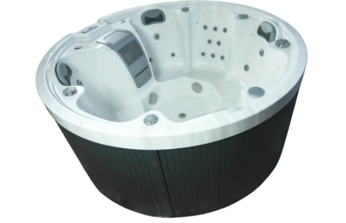 Brand new 7 person hottub - Image 1