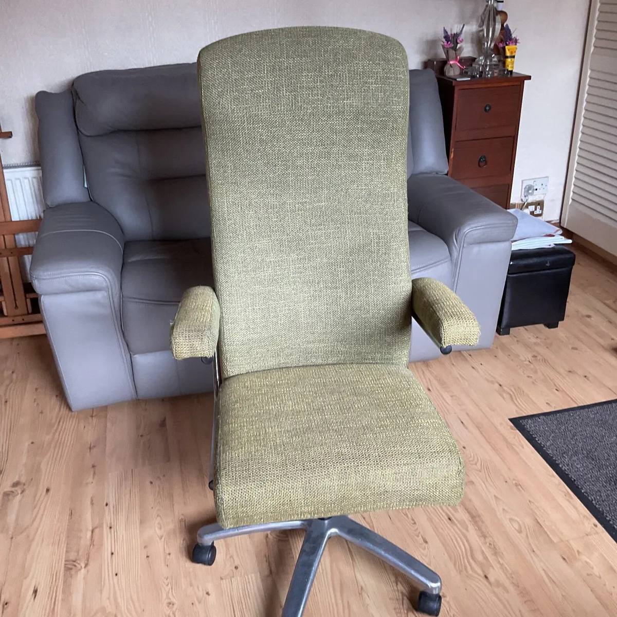 Large swivel chair - Image 1