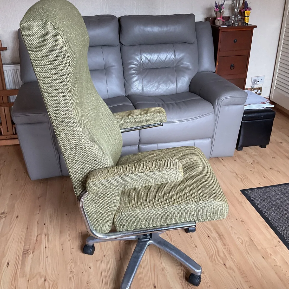 Large swivel chair - Image 2