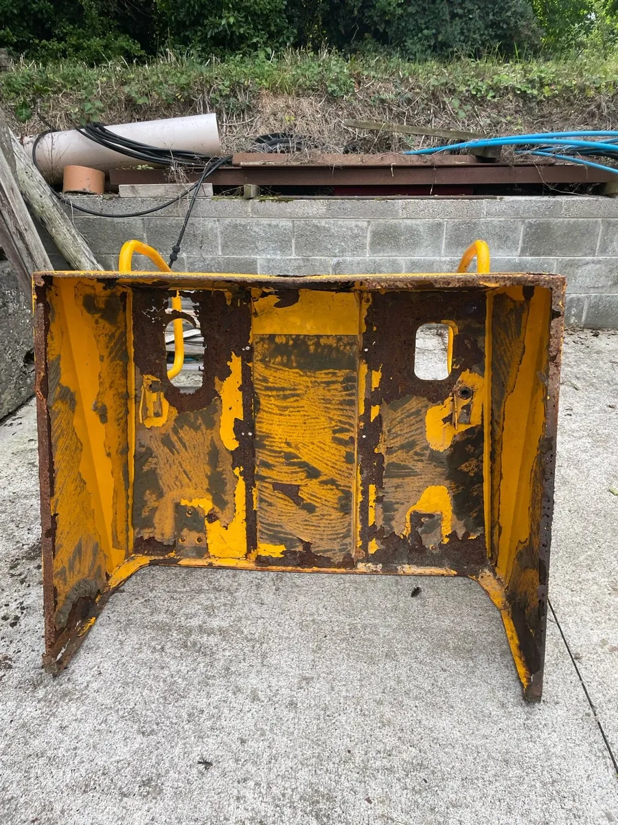 Thwaites 6 tonne dumper bonnet - Image 2