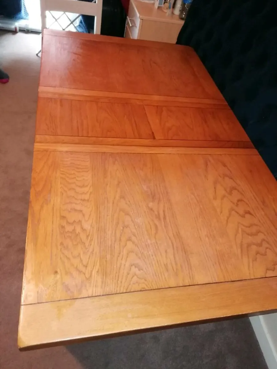 Beautiful solid wood expandable table and 4 chairs - Image 3