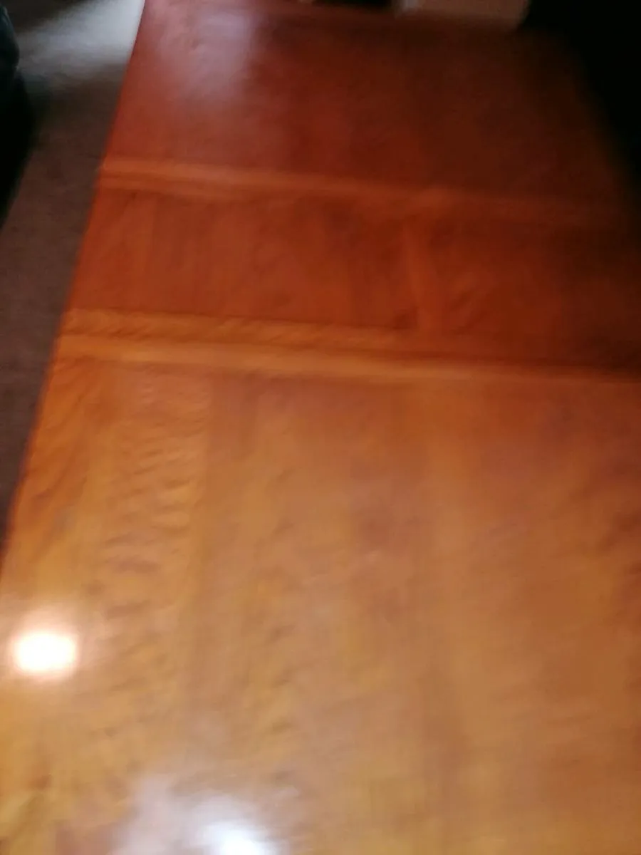 Beautiful solid wood expandable table and 4 chairs - Image 4