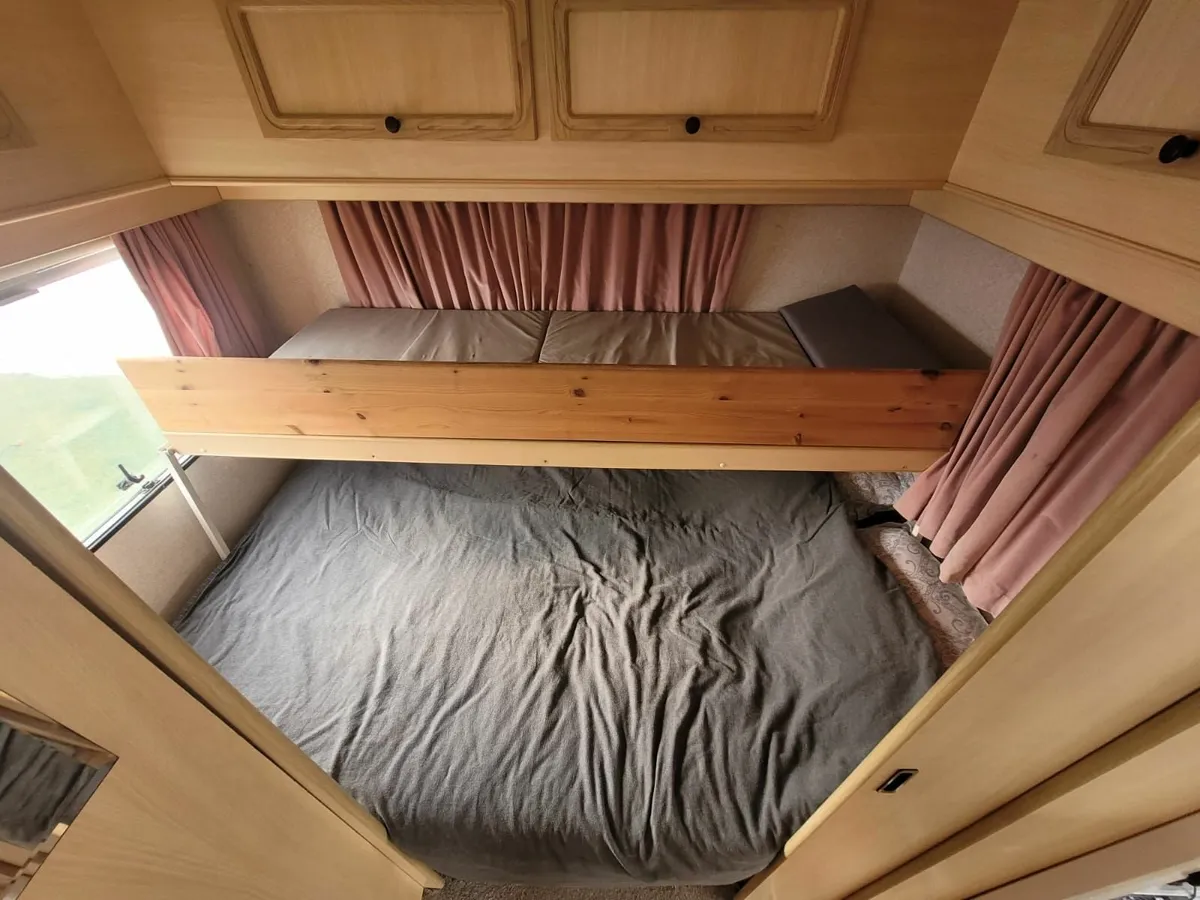 Fleetwood Countryside 2000 – 5/6 Berth with Awning - Image 2