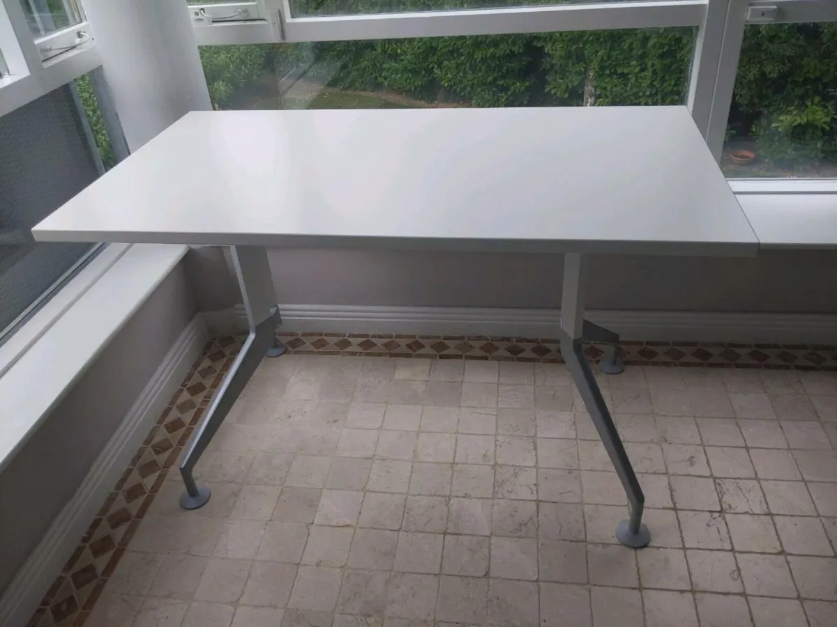 Projector desk - Image 1