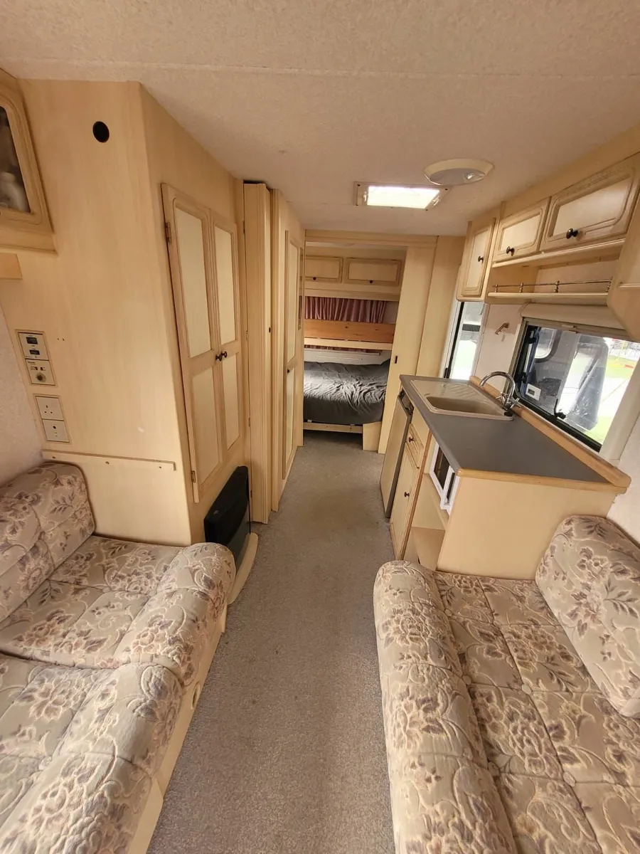 Fleetwood Countryside 2000 – 5/6 Berth with Awning - Image 3