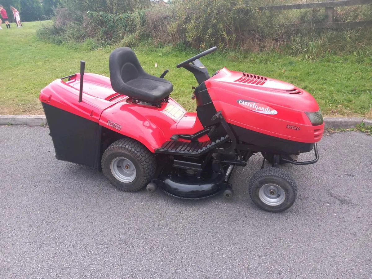 Ride on lawnmower - Image 1