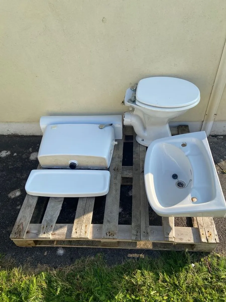 Shires toilet cisterns and sinks - Image 1