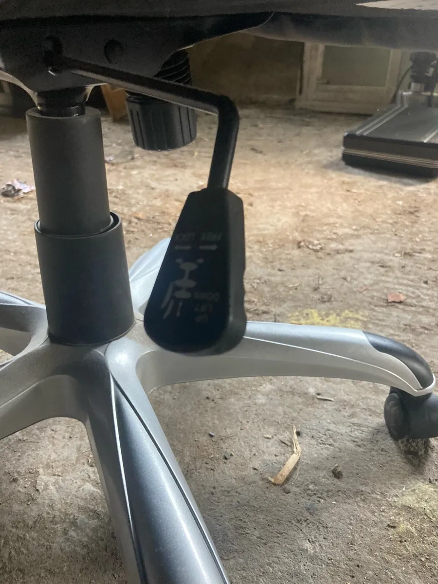 Office chair - Image 1