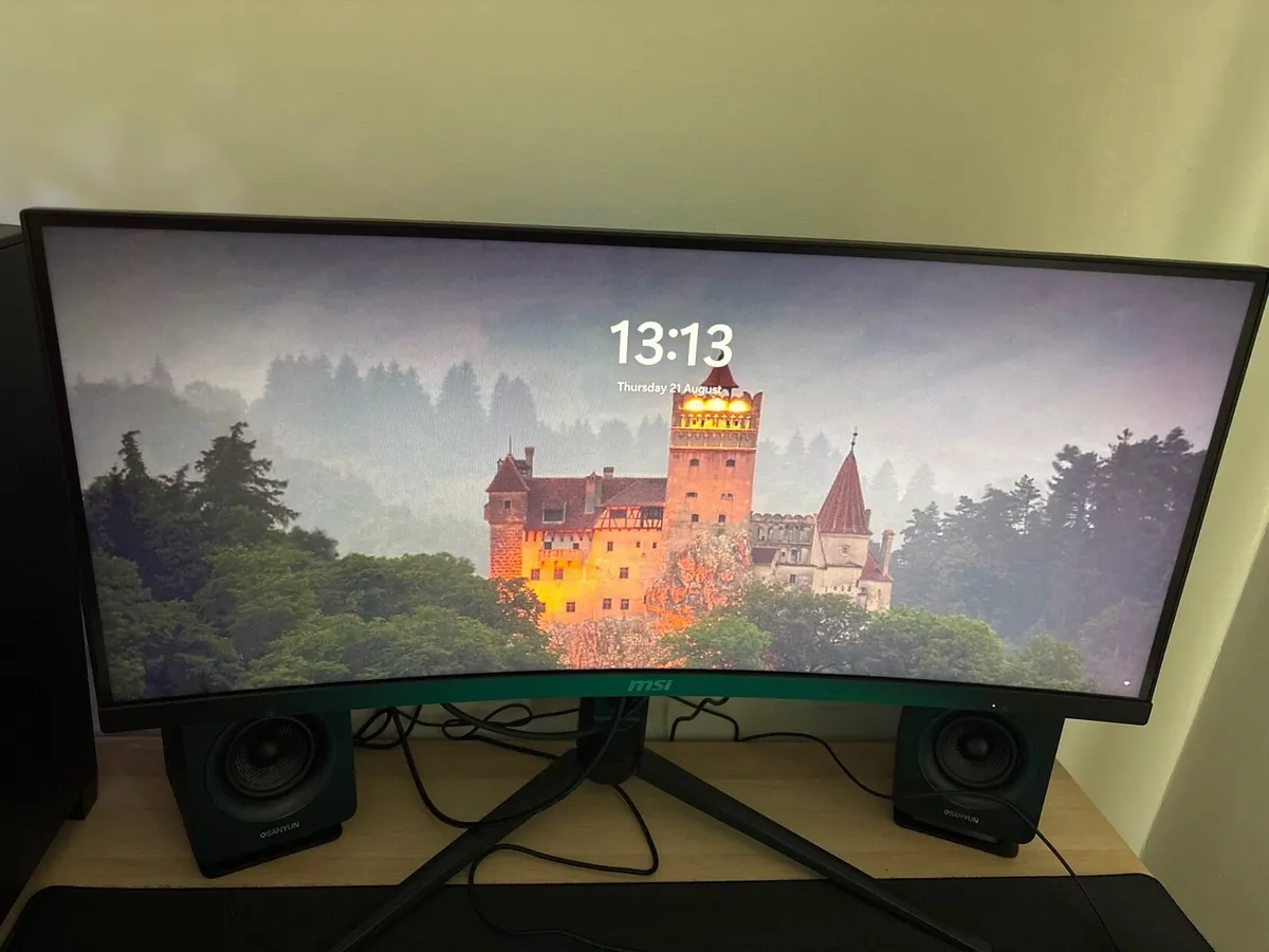 MSI Gaming Monitor Curved/keyboard with mouse - Image 1