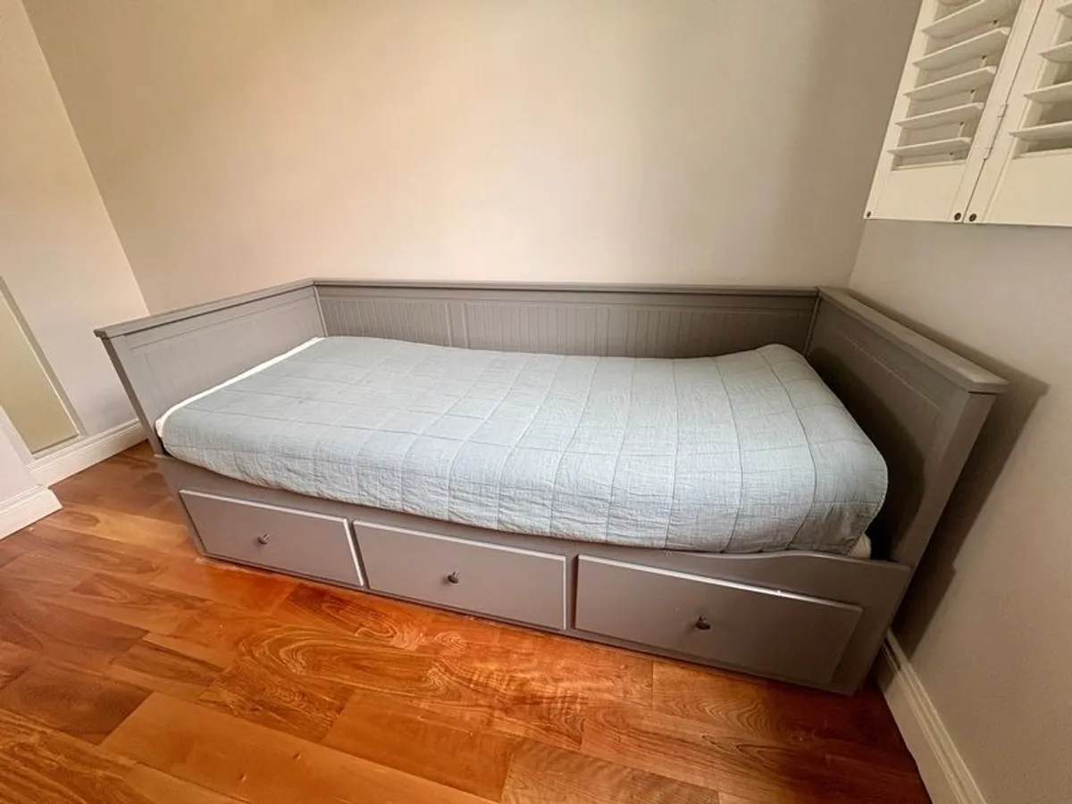 Great Day Bed with 3 Drawers and 2 Mattresses - Image 1