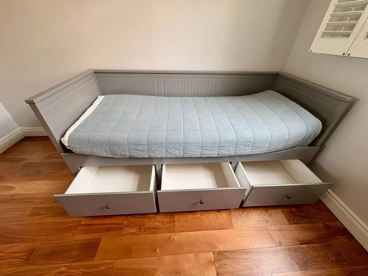 Great Day Bed with 3 Drawers and 2 Mattresses - Image 2