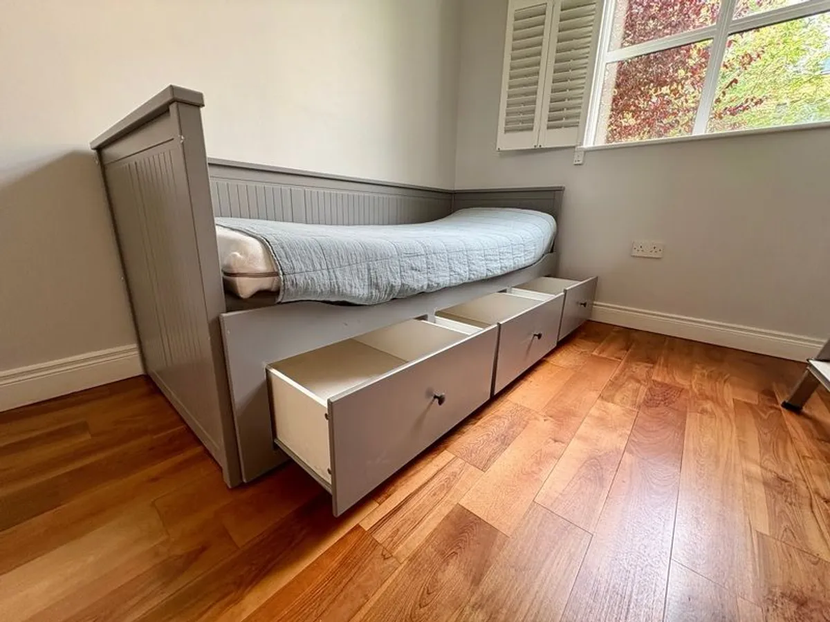 Great Day Bed with 3 Drawers and 2 Mattresses - Image 3