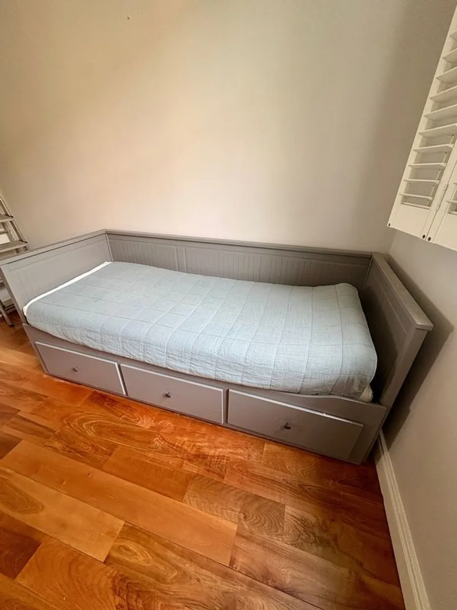 Great Day Bed with 3 Drawers and 2 Mattresses - Image 4