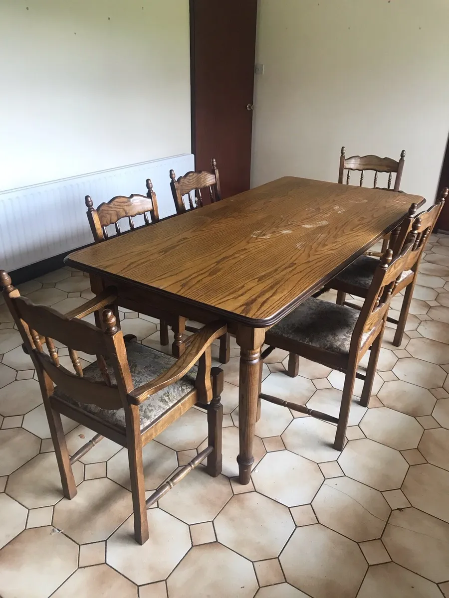 Solid wood oak kitchen table and 6 chairs - Image 1
