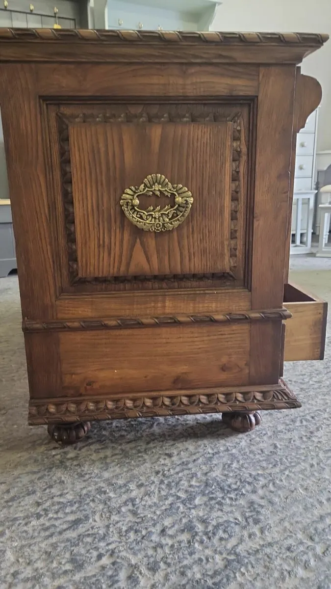 Early 1900s Portuguese carved oak trunk - Image 2