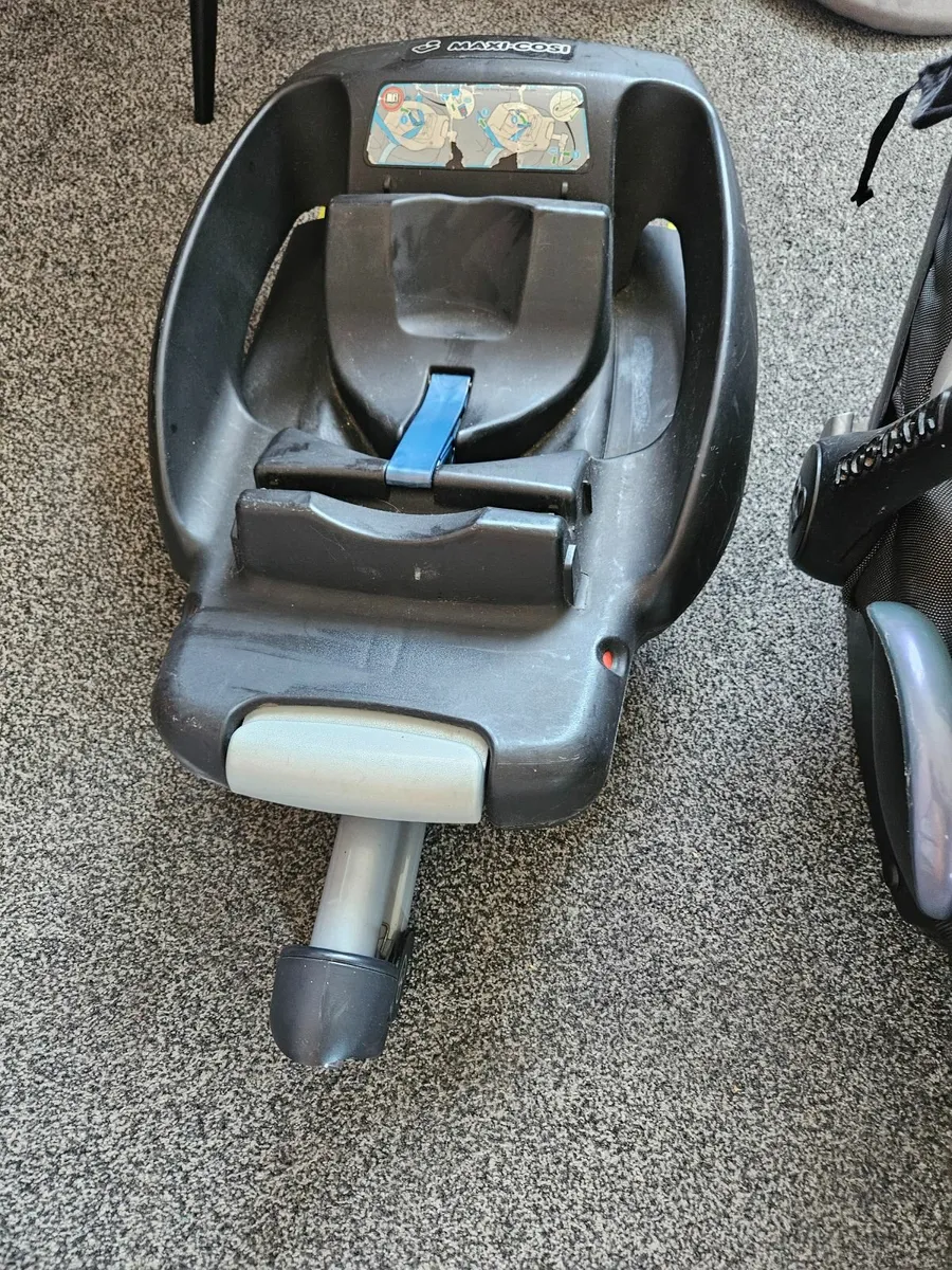 Maxicosi babyseat and easyfix base - Image 1