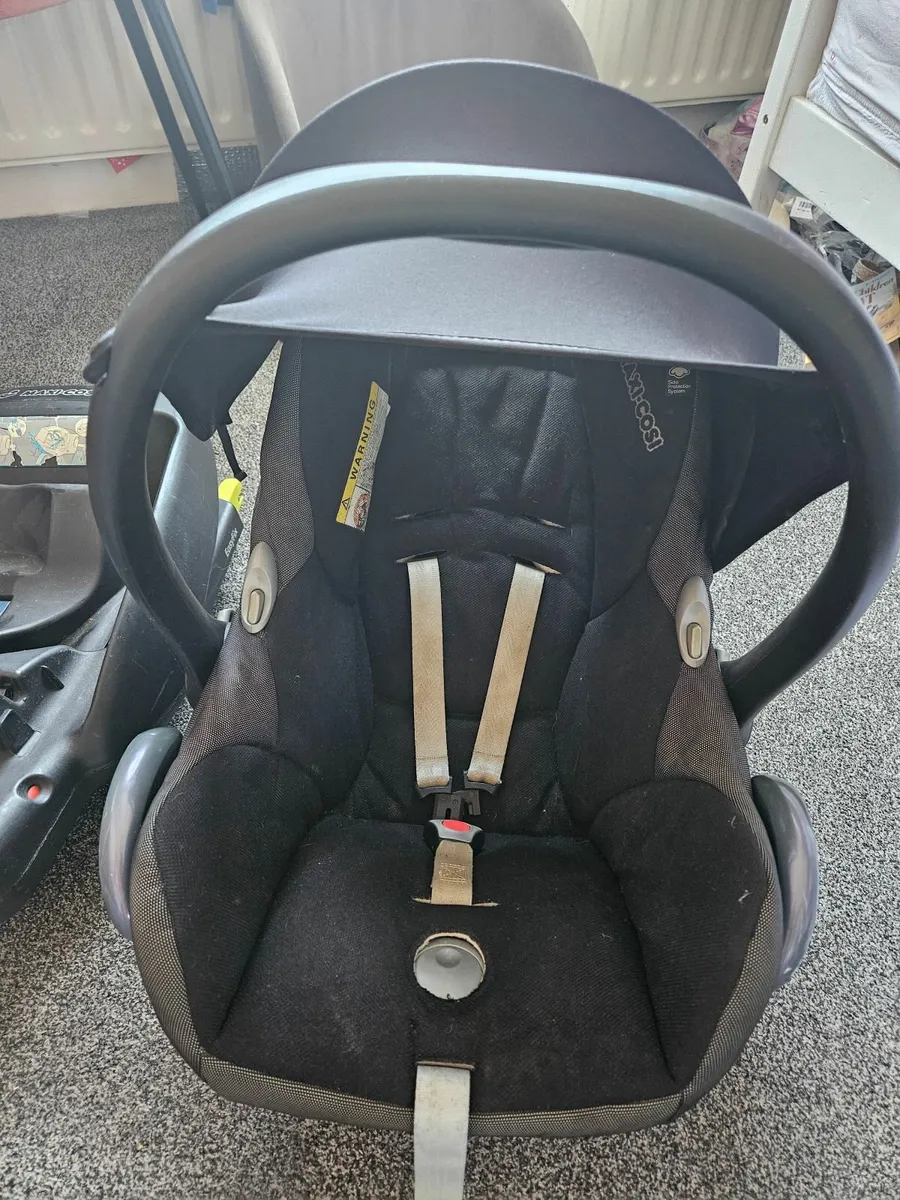 Maxicosi babyseat and easyfix base - Image 3