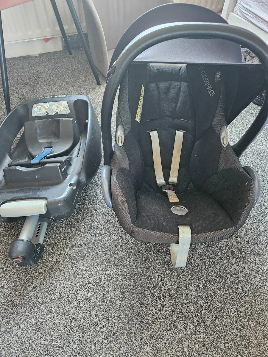 Maxicosi babyseat and easyfix base - Image 4