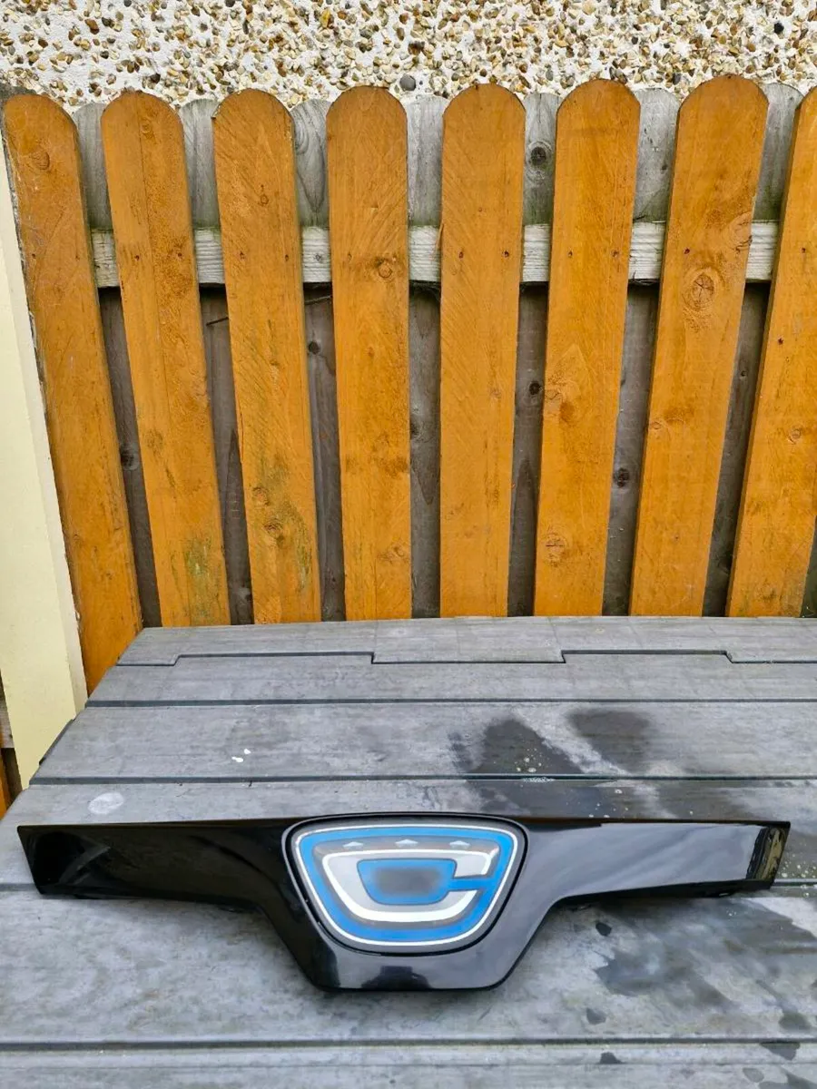 Toyota corolla front grill with badge - Image 1