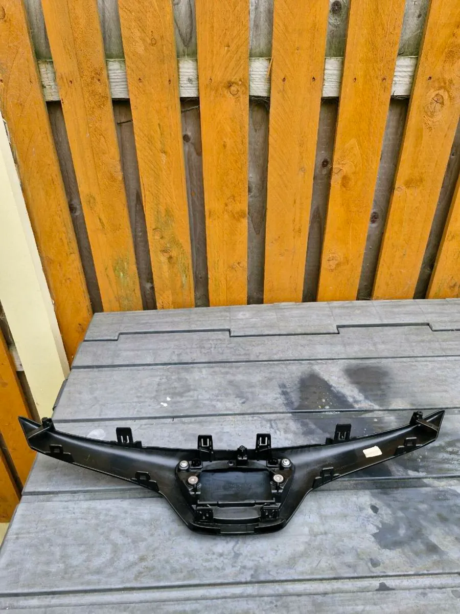 Toyota corolla front grill with badge - Image 3