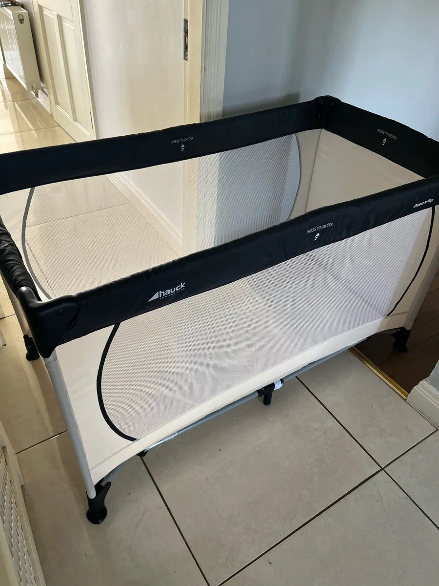 Hauck travel cot - Image 1