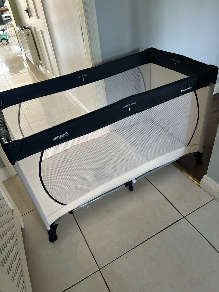 Hauck travel cot - Image 2