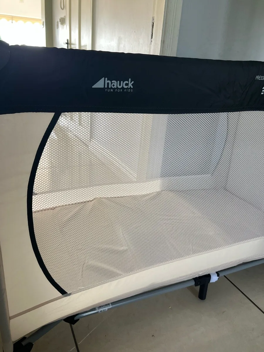 Hauck travel cot - Image 3