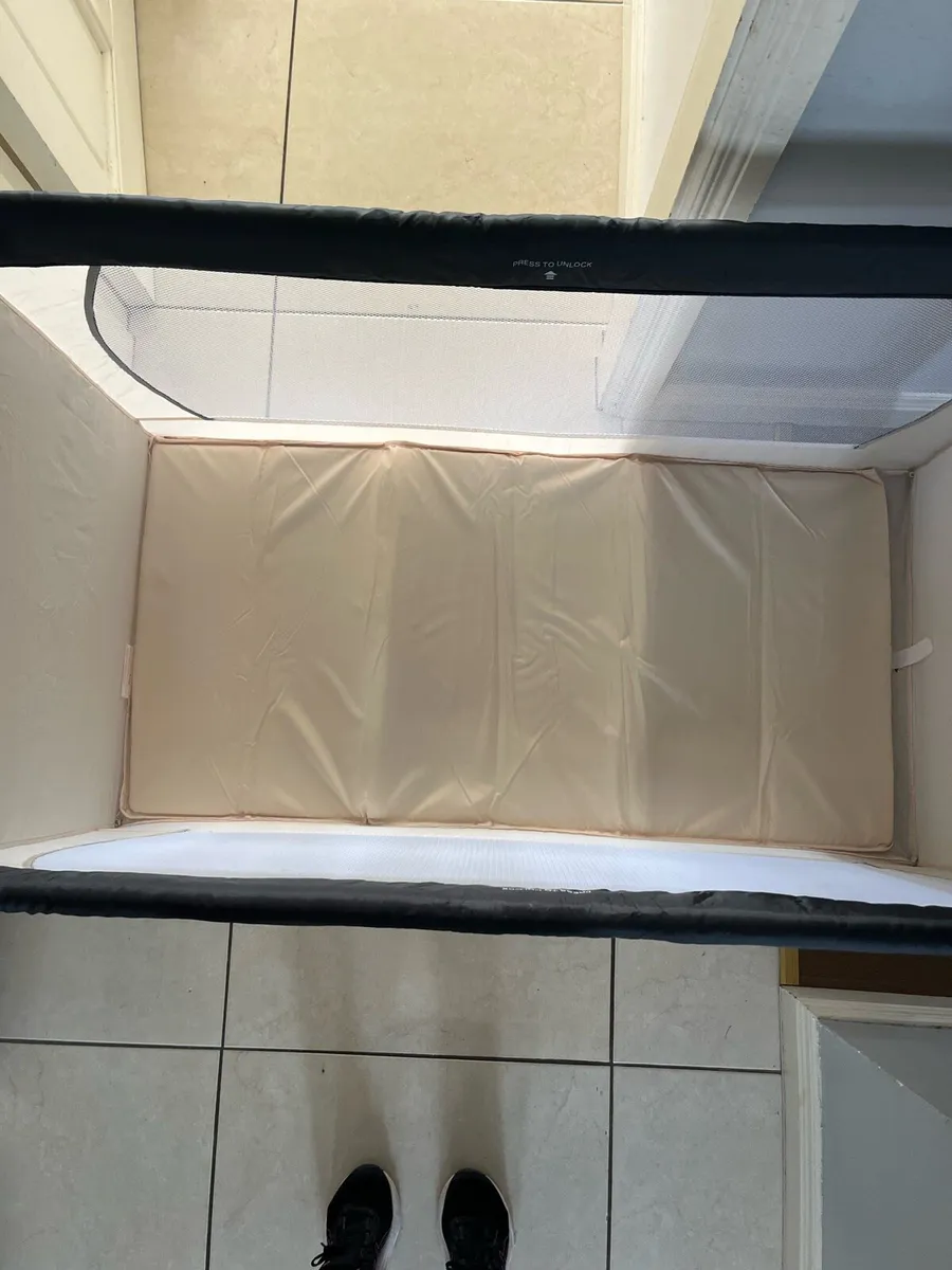Hauck travel cot - Image 4