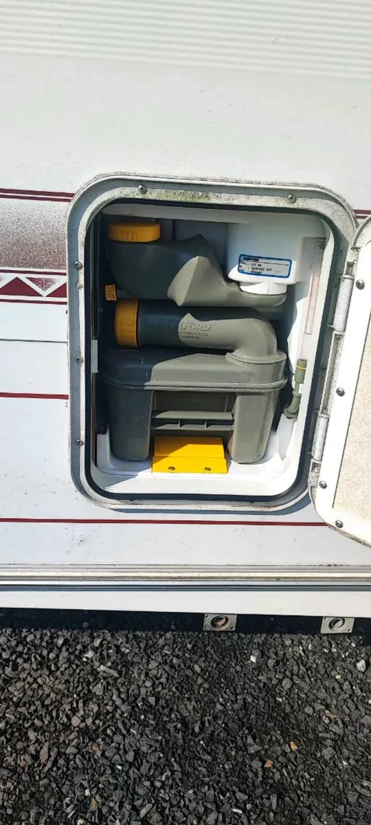 5 birth Caravan - Image 4