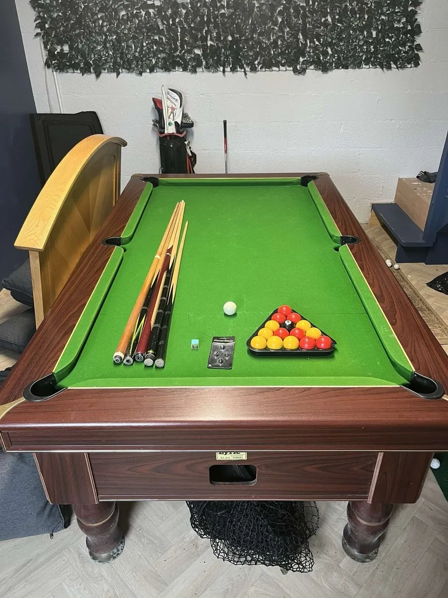 Pool table - Image 1