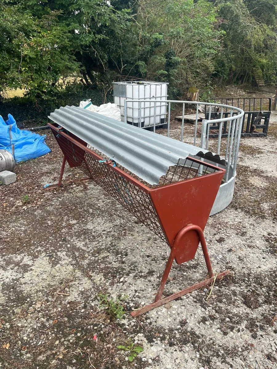 Sheep hay feeder