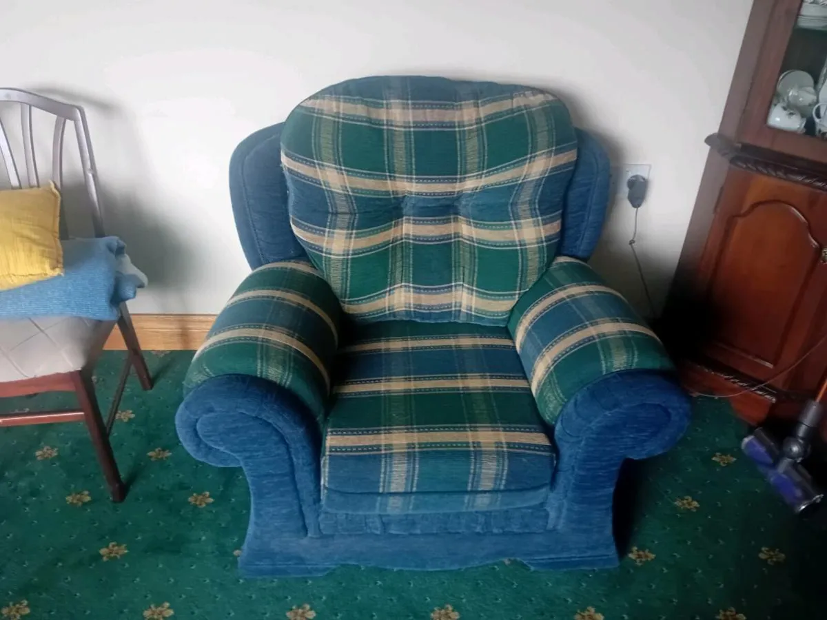 3 piece suite of furniture - Image 1