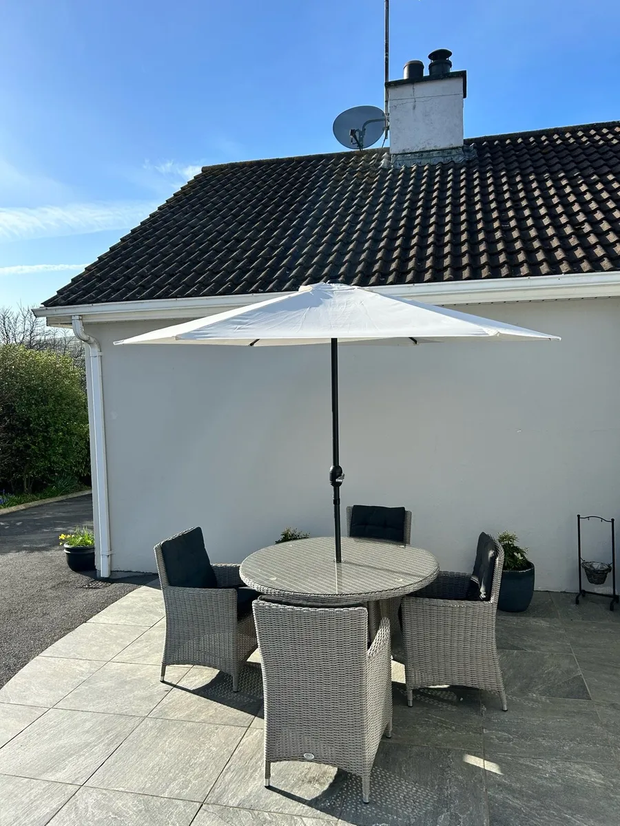 Outdoor rattan 4 seater inc parasol - Image 1