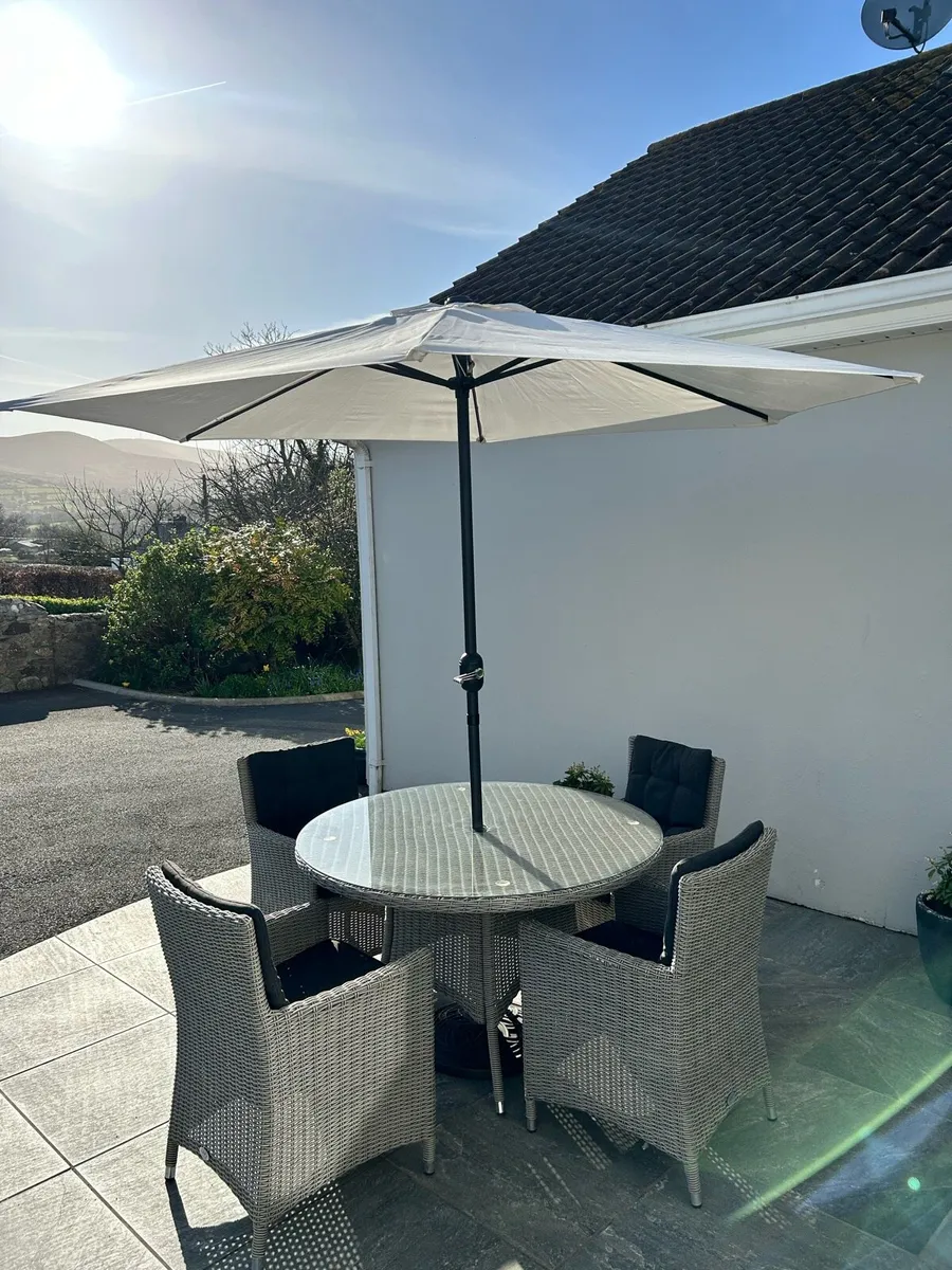 Outdoor rattan 4 seater inc parasol - Image 2