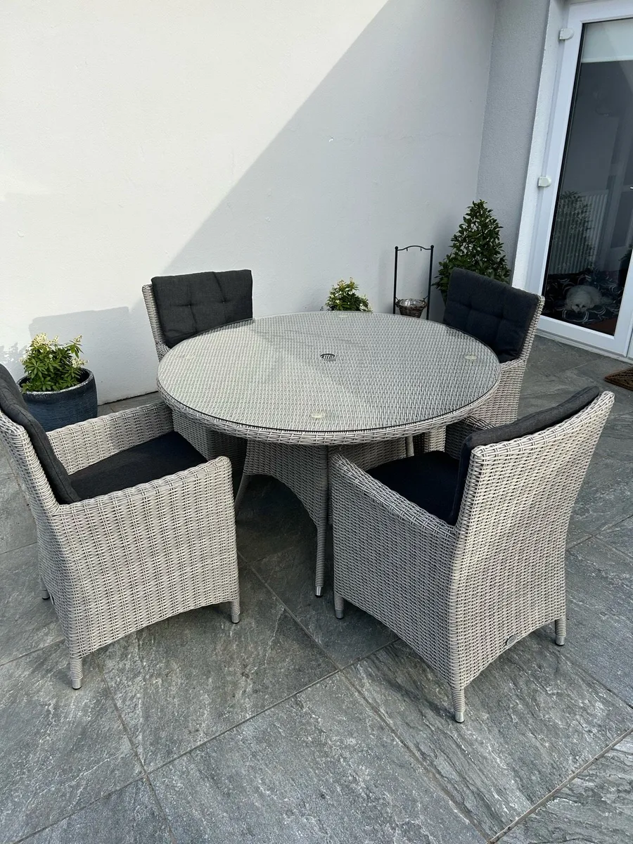 Outdoor rattan 4 seater inc parasol - Image 3