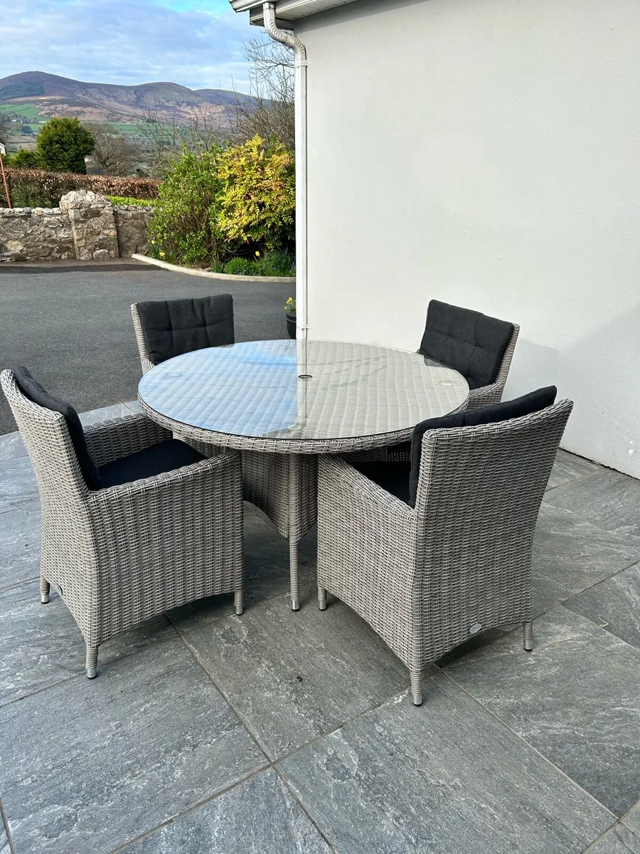 Outdoor rattan 4 seater inc parasol - Image 4