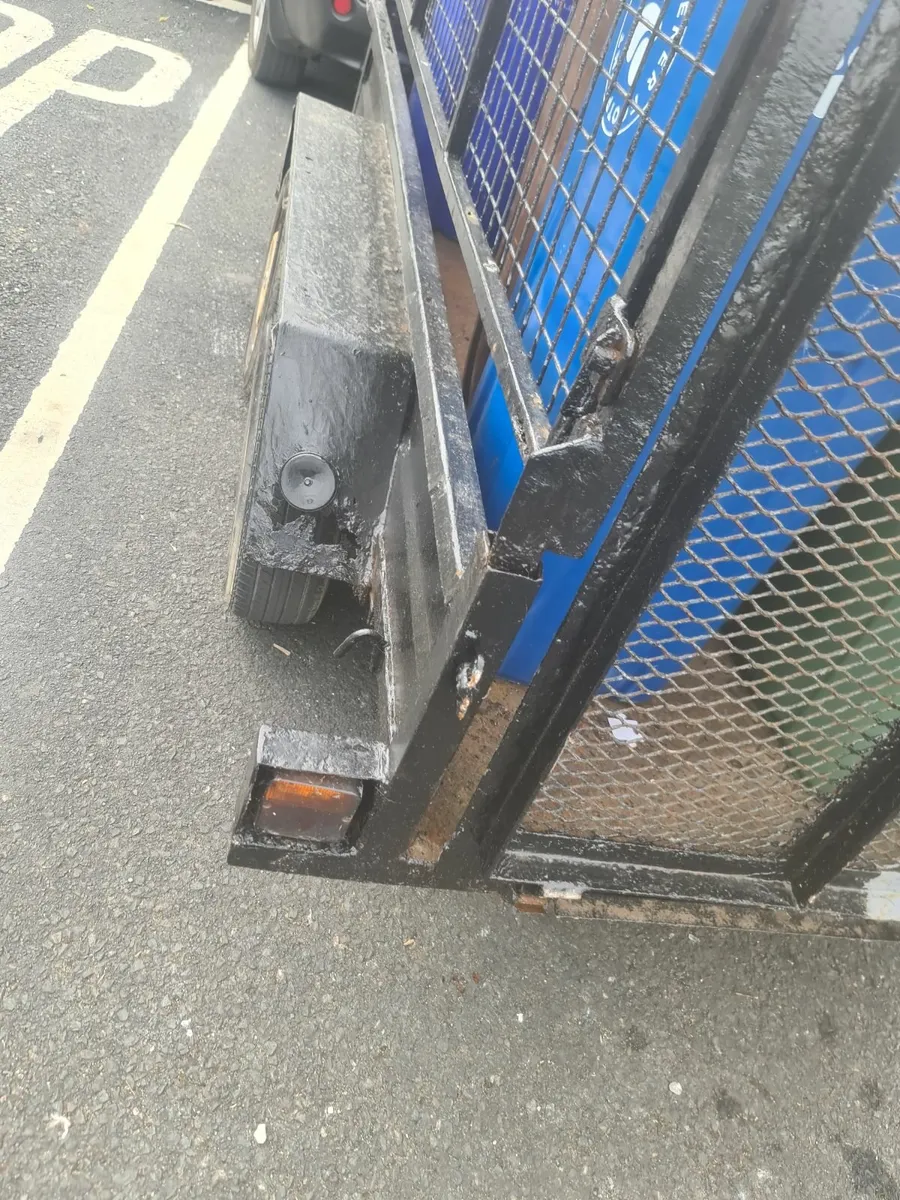 Trailer - Image 1