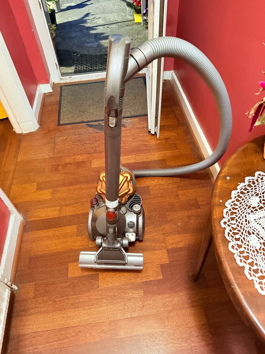Dyson vacuum cleaner - Image 3