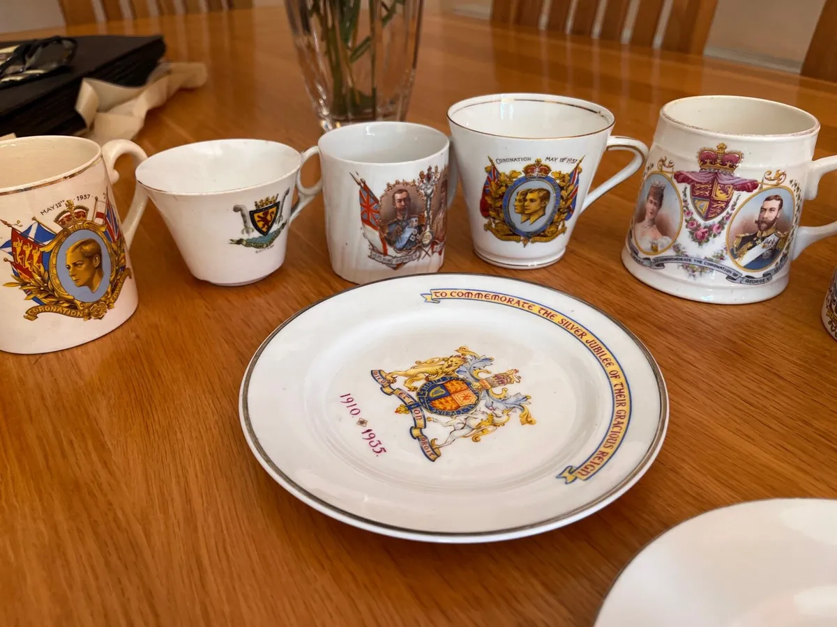 Collection of commemorative cups and plates - Image 2