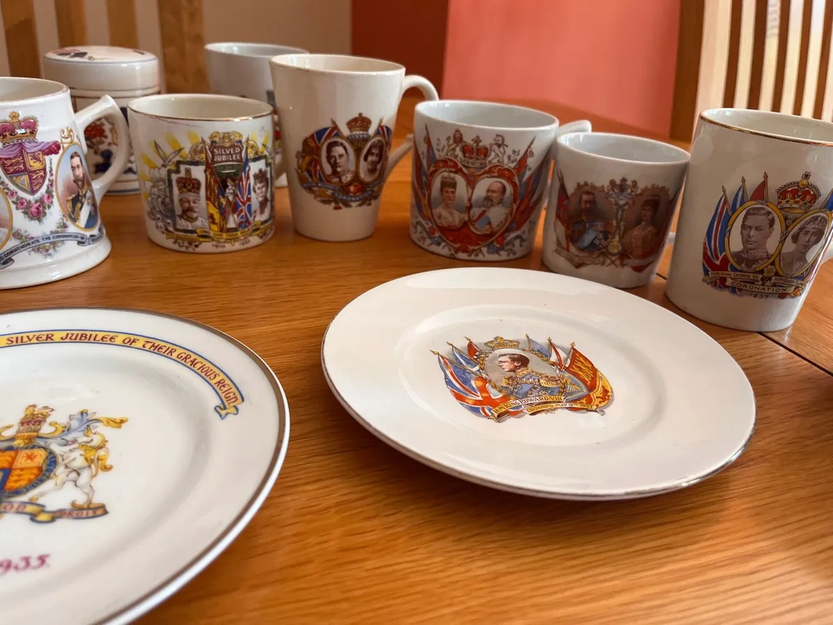 Collection of commemorative cups and plates - Image 3