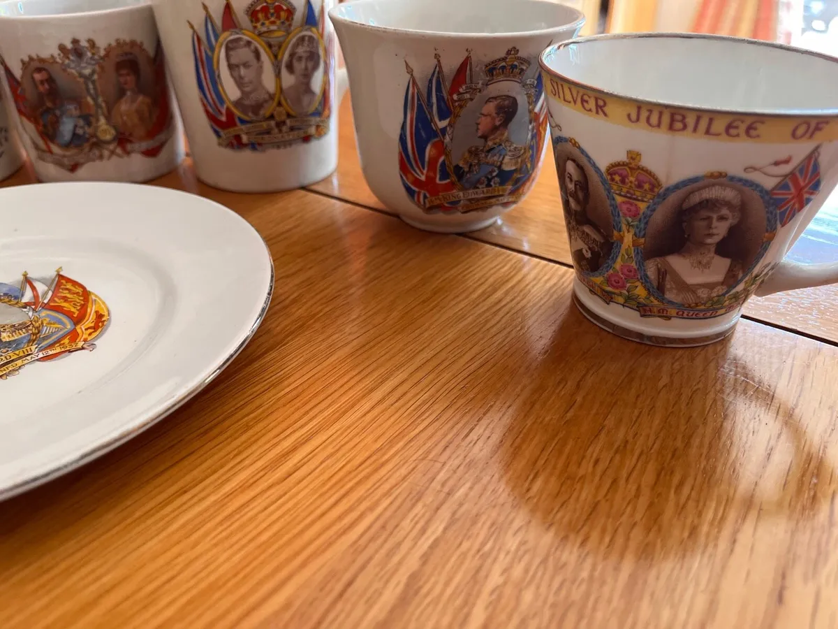 Collection of commemorative cups and plates - Image 4