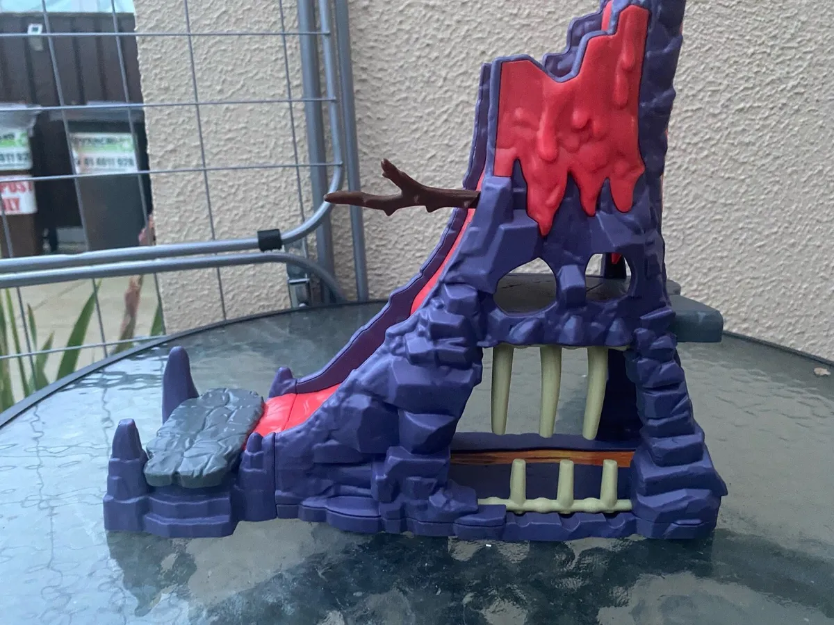 Lion Guard Volcano or Skull Rock Playset - Image 1